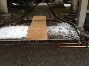 狭野神社の参道入口が凍っていたので取り除いた